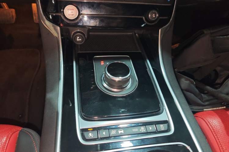 Used Jaguar XE 2017 2.0T 200 PS R-Sport Gear Lever