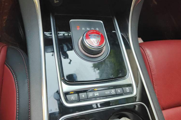 Used Jaguar XE 2017 2.0T 200 PS R-Sport Gear Lever