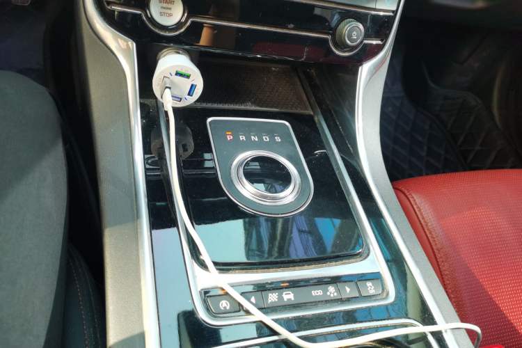 Used Jaguar XE 2017 2.0T 200 PS R-Sport Gear Lever
