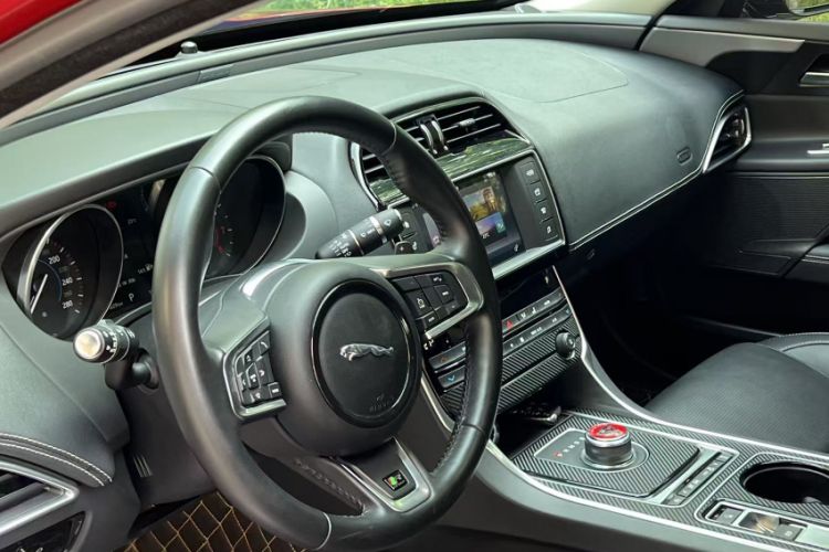 Used Jaguar XE 2017 2.0T 200 PS R-Sport Interior 3