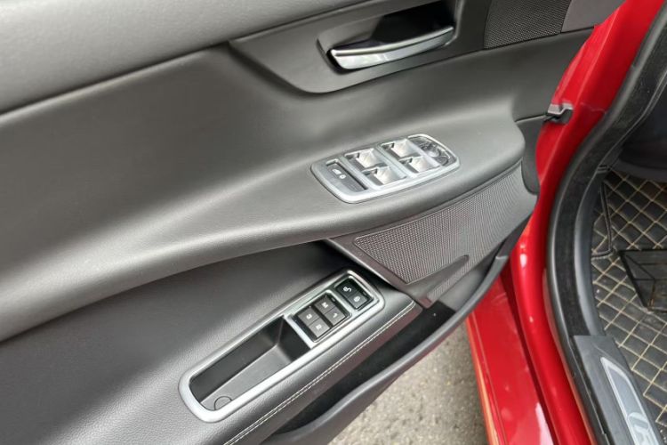 Used Jaguar XE 2017 2.0T 200 PS R-Sport Interior 5
