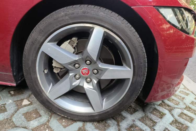 Used Jaguar XE 2017 2.0T 200 PS R-Sport Right Front Wheel Hub