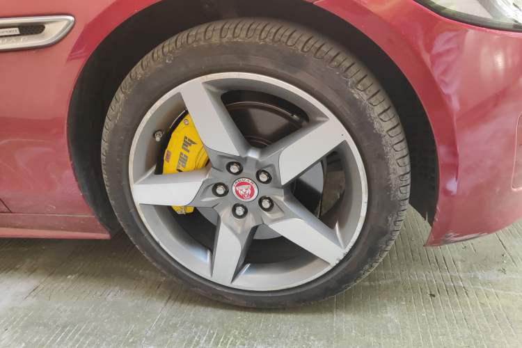 Used Jaguar XE 2017 2.0T 200 PS R-Sport Right Front Wheel Hub