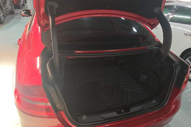 Used Jaguar XE 2017 2.0T 200 PS R-Sport Trunk