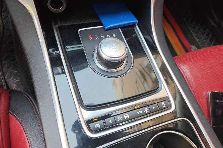 Used Jaguar XE 2017 2.0T 200 PS R-Sport Gear Lever