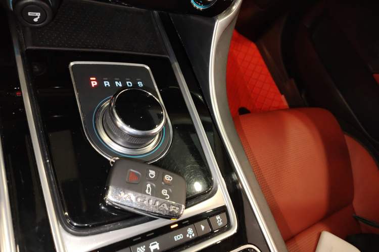 Used Jaguar XE 2017 2.0T 200 PS R-Sport Gear Lever