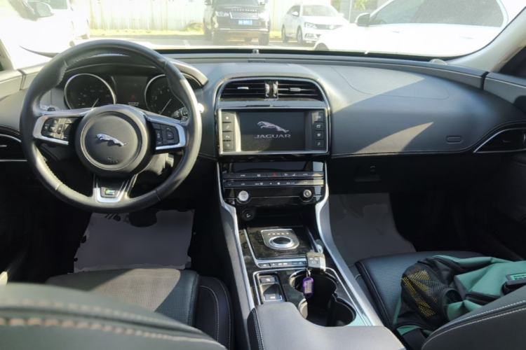Used Jaguar XE 2017 2.0T 200 PS R-Sport Center Console