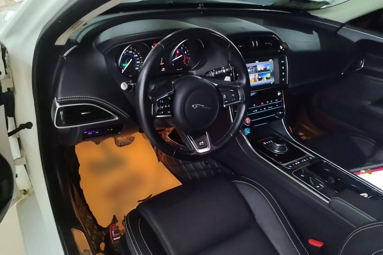 Used Jaguar XE 2017 2.0T 200 PS R-Sport Center Console