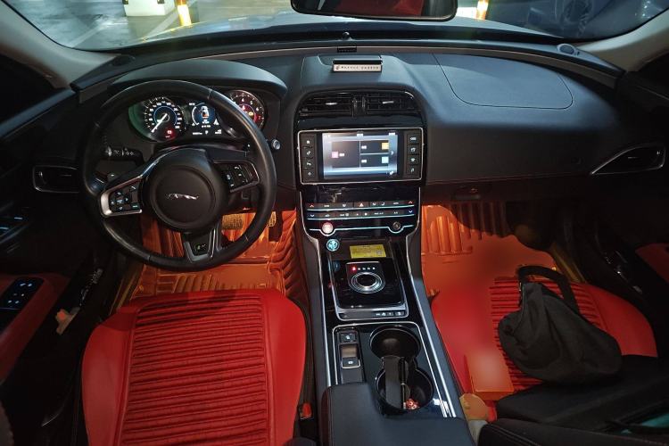 Used Jaguar XE 2017 2.0T 200 PS R-Sport Center Console