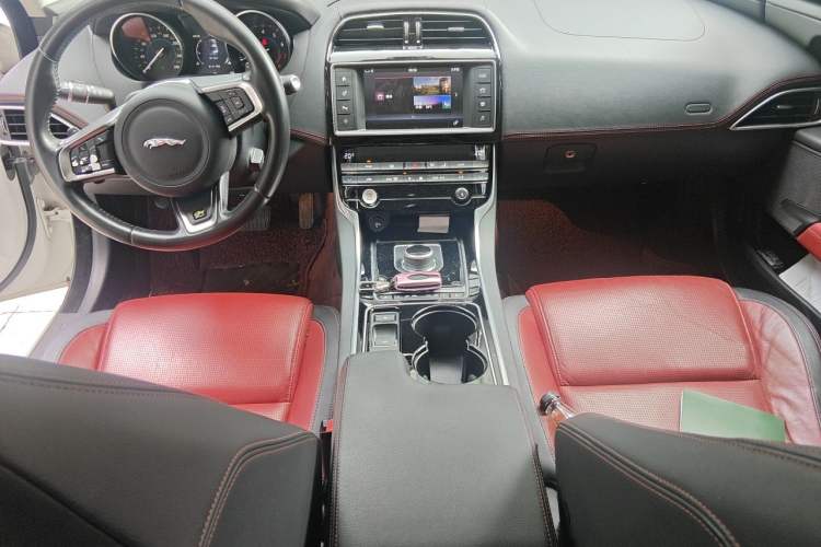 Used Jaguar XE 2017 2.0T 200 PS R-Sport Center Console
