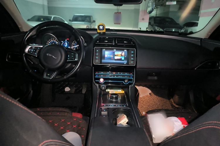 Used Jaguar XE 2017 2.0T 200 PS R-Sport Center Console