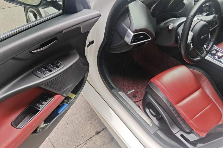 Used Jaguar XE 2017 2.0T 200 PS R-Sport Driver Seat
