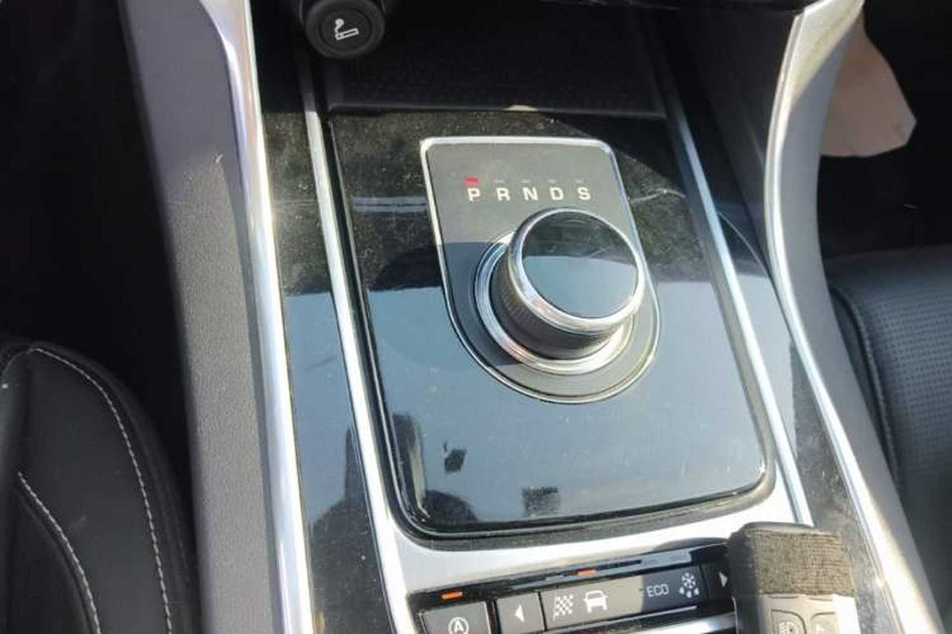 Used Jaguar XE 2017 2.0T 200 PS R-Sport Gear Lever