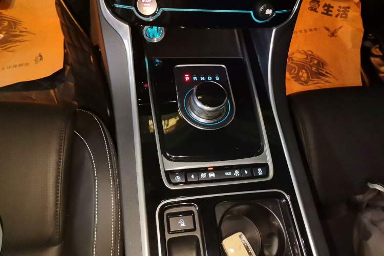 Used Jaguar XE 2017 2.0T 200 PS R-Sport Gear Lever