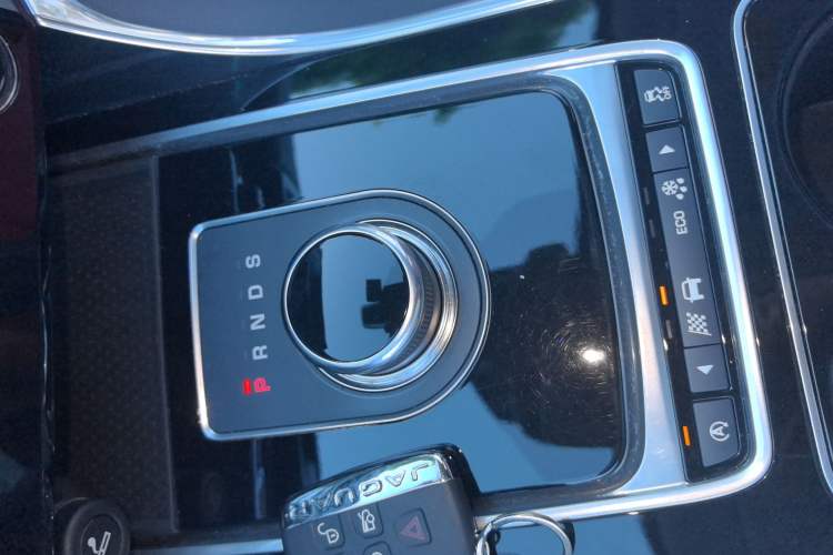 Used Jaguar XE 2017 2.0T 200 PS R-Sport Gear Lever