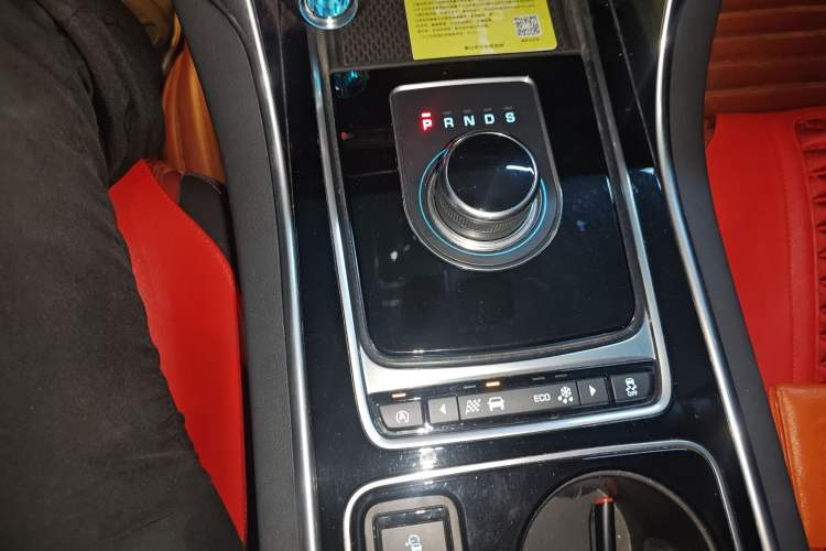 Used Jaguar XE 2017 2.0T 200 PS R-Sport Gear Lever