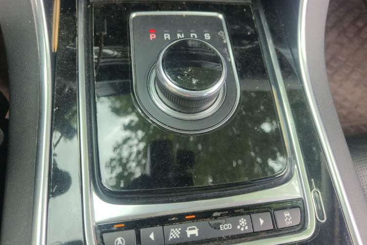 Used Jaguar XE 2017 2.0T 200 PS R-Sport Gear Lever