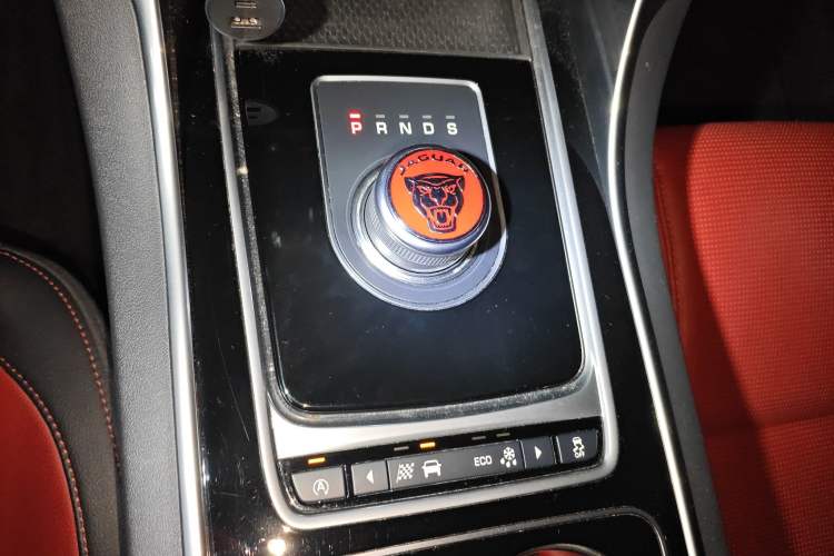 Used Jaguar XE 2017 2.0T 200 PS R-Sport Gear Lever