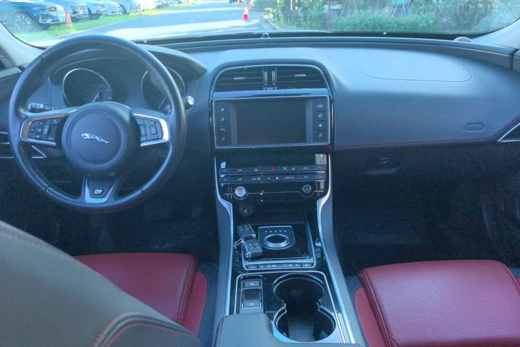 Used Jaguar XE 2017 2.0T 200 PS R-Sport Interior 2