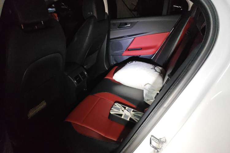 Used Jaguar XE 2017 2.0T 200 PS R-Sport Interior 4