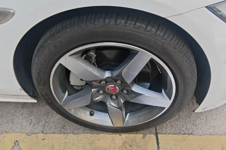 Used Jaguar XE 2017 2.0T 200 PS R-Sport Right Front Wheel Hub