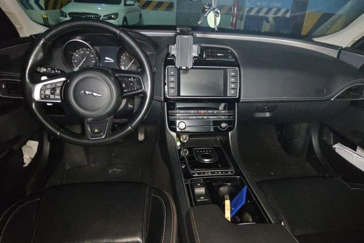 Used Jaguar XE 2018 2.0T 200 PS Two-Wheel-Drive R-Sport Sport Edition Center Console