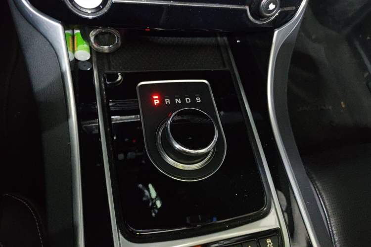 Used Jaguar XE 2018 2.0T 200 PS Two-Wheel-Drive R-Sport Sport Edition Gear Lever