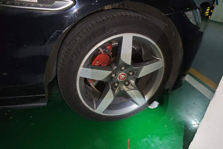 Used Jaguar XE 2018 2.0T 200 PS Two-Wheel-Drive R-Sport Sport Edition Right Front Wheel Hub