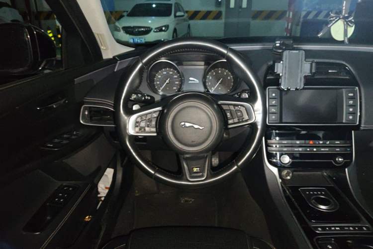 Used Jaguar XE 2018 2.0T 200 PS Two-Wheel-Drive R-Sport Sport Edition Steering Wheel