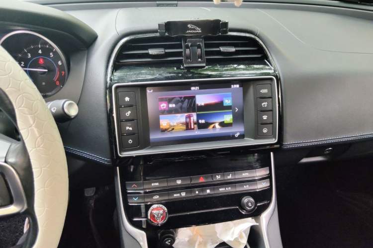 Used Jaguar XE 2018 2.0T 200 PS Two-Wheel-Drive R-Sport Sport Edition Audio And AC Panel