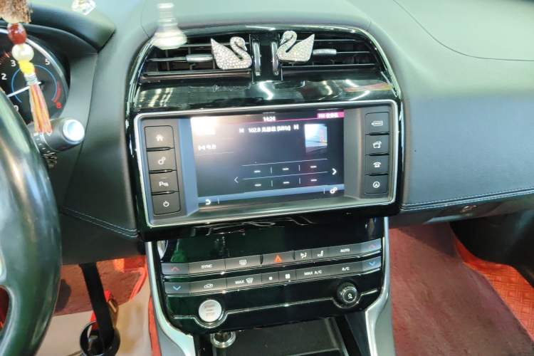 Used Jaguar XE 2018 2.0T 200 PS Two-Wheel-Drive R-Sport Sport Edition Audio And AC Panel