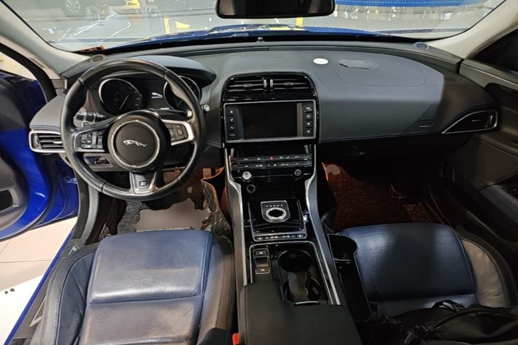 Used Jaguar XE 2018 2.0T 250 PS Two-Wheel-Drive R-Sport Sport Edition Center Console