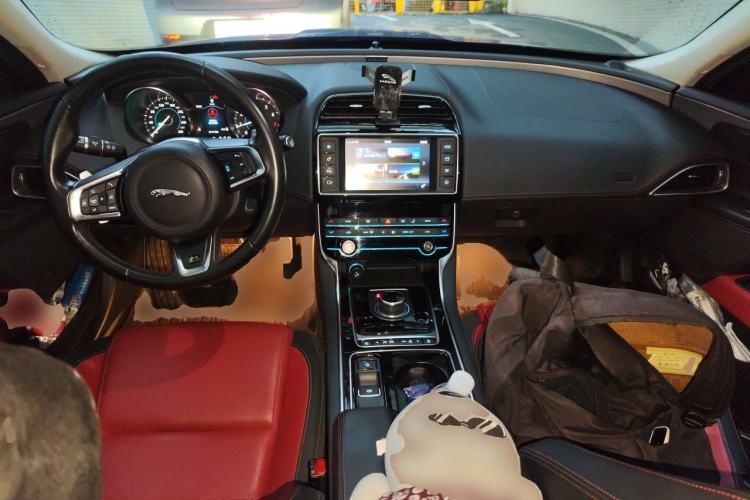 Used Jaguar XE 2018 2.0T 300 PS All-Wheel-Drive R-Sport Sport Edition Center Console