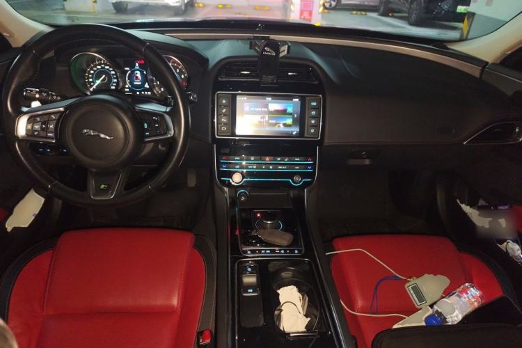 Used Jaguar XE 2018 2.0T 300 PS All-Wheel-Drive R-Sport Sport Edition Center Console