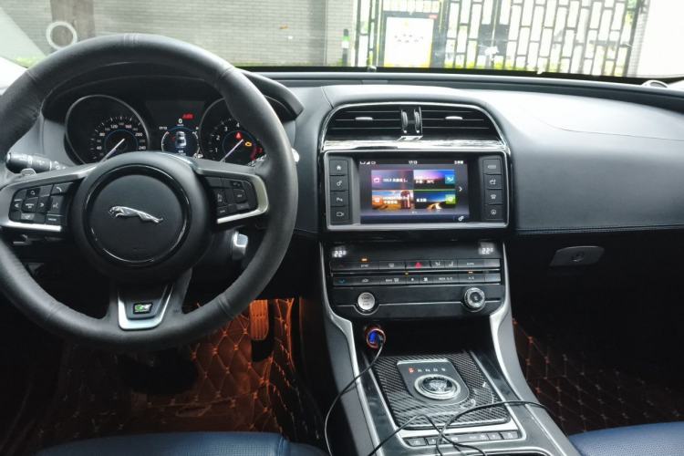 Used Jaguar XE 2018 2.0T 250 PS Two-Wheel-Drive R-Sport Sport Edition Center Console