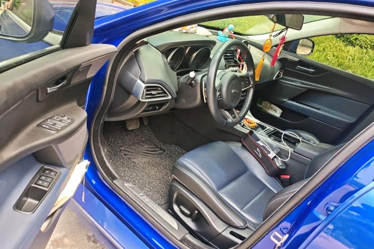 Used Jaguar XE 2018 2.0T 250 PS Two-Wheel-Drive R-Sport Sport Edition Driver Seat