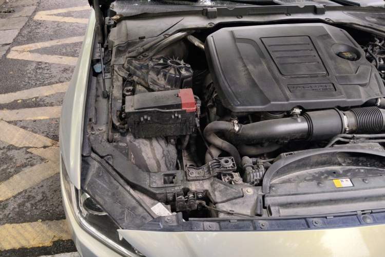 Used Jaguar XE 2018 2.0T 200 PS Two-Wheel-Drive R-Sport Sport Edition Engine Bay Right