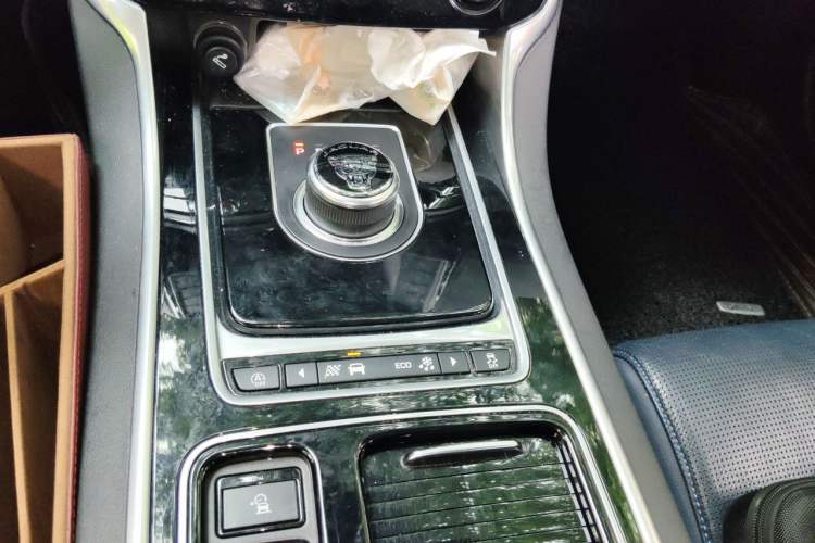 Used Jaguar XE 2018 2.0T 200 PS Two-Wheel-Drive R-Sport Sport Edition Gear Lever