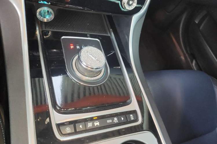 Used Jaguar XE 2018 2.0T 250 PS Two-Wheel-Drive R-Sport Sport Edition Gear Lever