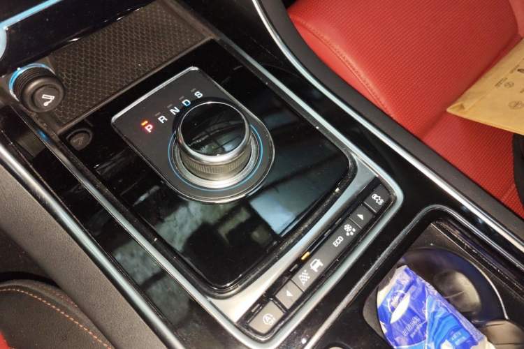 Used Jaguar XE 2018 2.0T 300 PS All-Wheel-Drive R-Sport Sport Edition Gear Lever
