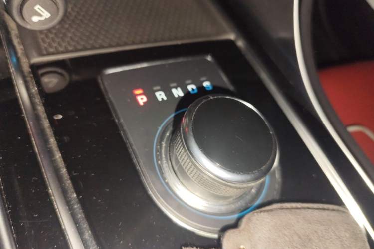 Used Jaguar XE 2018 2.0T 300 PS All-Wheel-Drive R-Sport Sport Edition Gear Lever