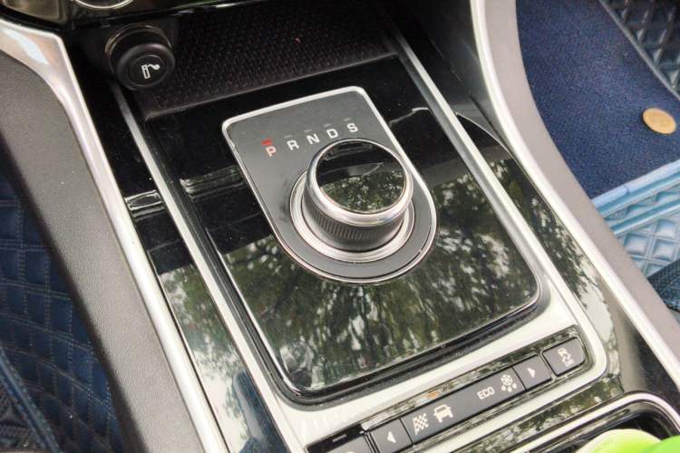 Used Jaguar XE 2018 2.0T 250 PS Two-Wheel-Drive R-Sport Sport Edition Gear Lever