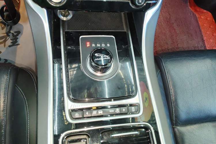 Used Jaguar XE 2018 2.0T 200 PS Two-Wheel-Drive R-Sport Sport Edition Gear Lever