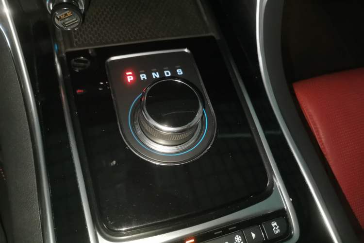 Used Jaguar XE 2018 2.0T 300 PS All-Wheel-Drive R-Sport Sport Edition Gear Lever