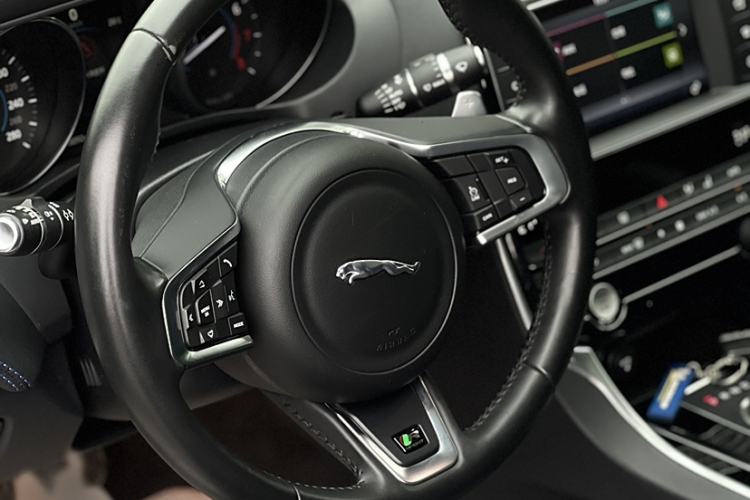 Used Jaguar XE 2018 2.0T 250 PS Two-Wheel-Drive R-Sport Sport Edition Interior 2