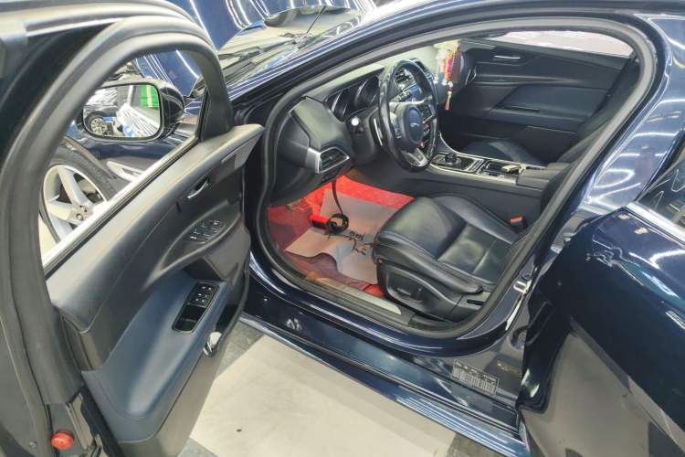 Used Jaguar XE 2018 2.0T 200 PS Two-Wheel-Drive R-Sport Sport Edition Interior 3