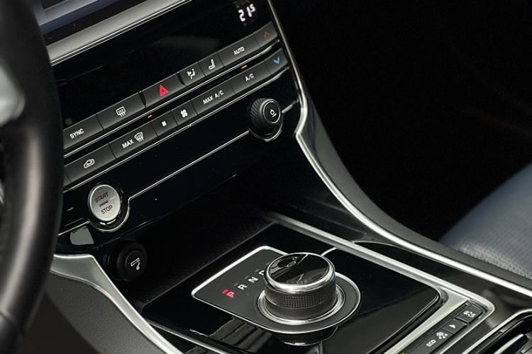 Used Jaguar XE 2018 2.0T 250 PS Two-Wheel-Drive R-Sport Sport Edition Interior 4