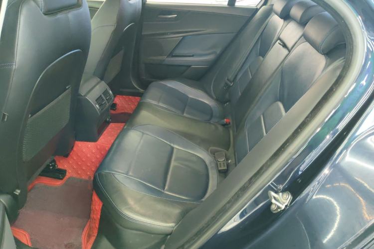 Used Jaguar XE 2018 2.0T 200 PS Two-Wheel-Drive R-Sport Sport Edition Interior 4