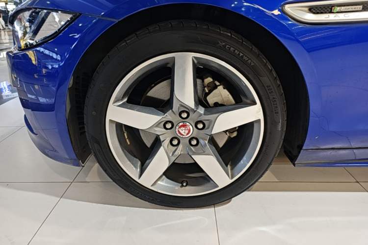 Used Jaguar XE 2018 2.0T 250 PS Two-Wheel-Drive R-Sport Sport Edition Left Front Wheel Hub