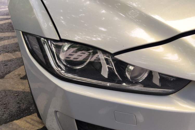 Used Jaguar XE 2018 2.0T 200 PS Two-Wheel-Drive R-Sport Sport Edition Right Front Headlight
